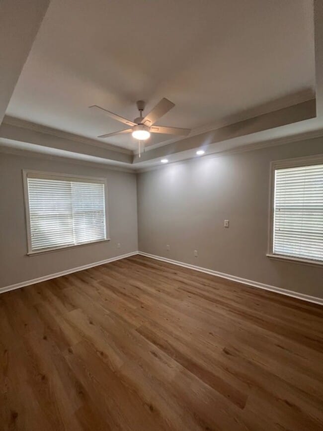 Building Photo - Conveniently located close to shopping, schools, etc.