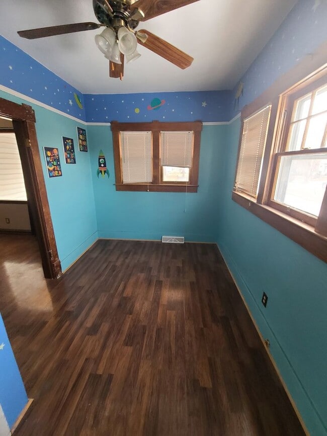 Building Photo - 431 Elm St