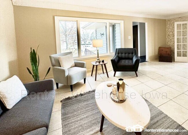 Building Photo - 3006 Fleur Dr