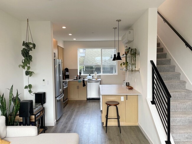 Building Photo - 4-Star Green Built 3-bed, 2 bath Modern Townhome with Views!