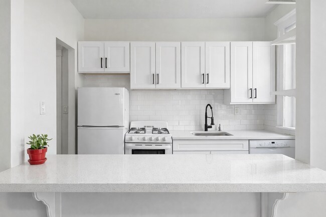 Building Photo - 233 Kelton St