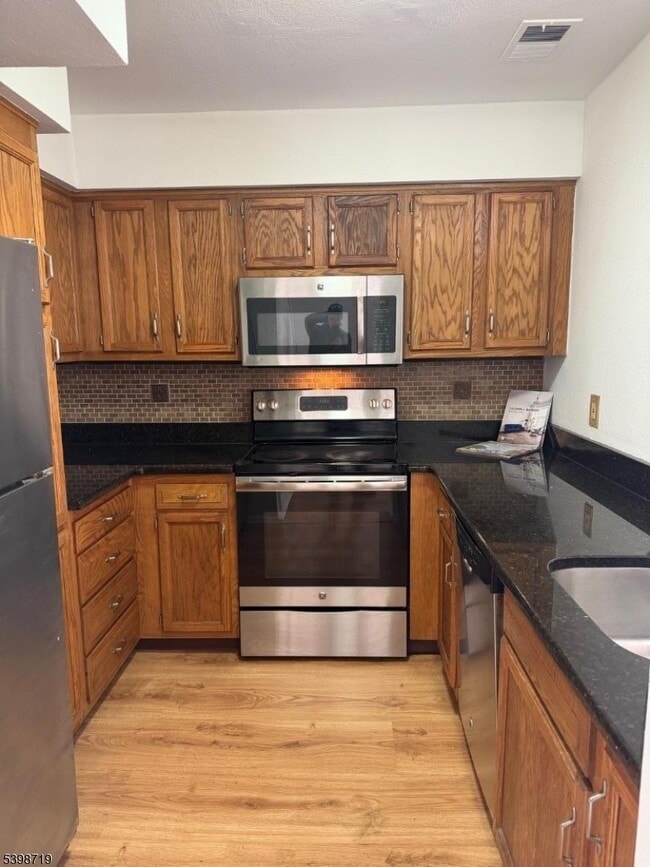 Foto del edificio - 94 Wescott Rd