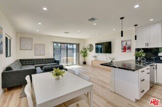 Building Photo - 918 N San Vicente Blvd