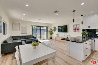 Building Photo - 918 N San Vicente Blvd