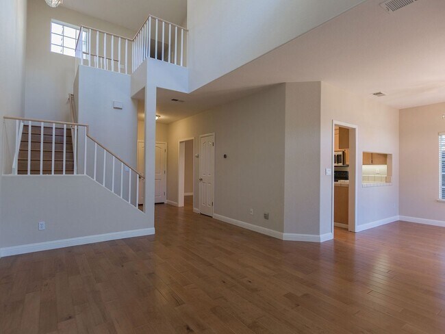 Building Photo - Lovely 3 Bedroom, 2.5 bath, 2-Car Garage, ...
