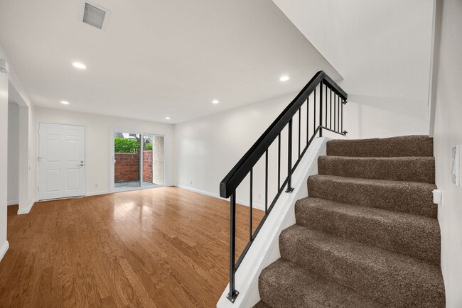 Foto del edificio - Newly updated 3 bed / 1.5 bath townhome in the desirable Sherwood Village