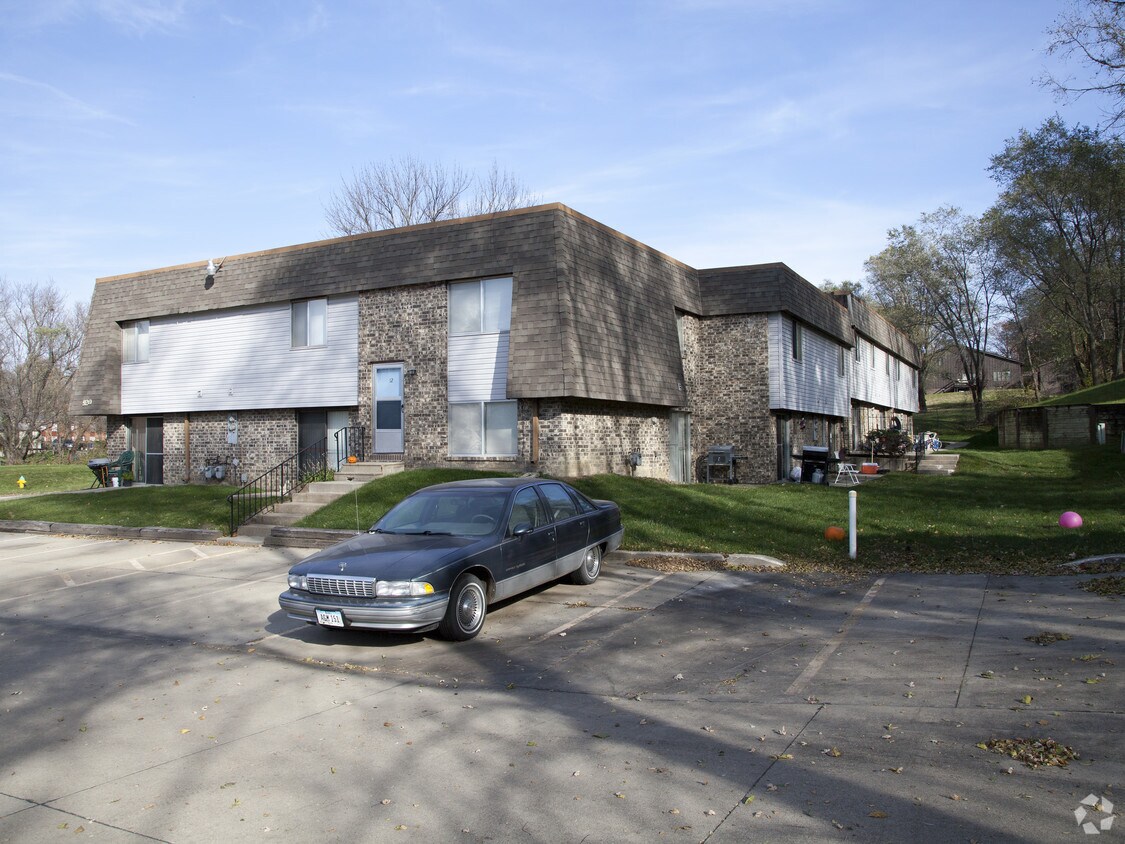 Primary Photo - 920 Meadow Ln