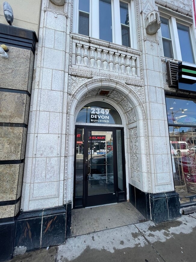 Building Photo - 2349 W Devon Ave