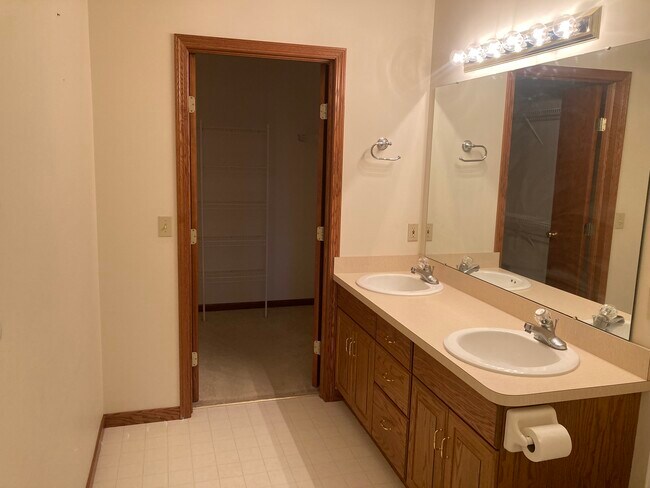 Building Photo - 801 Briarcrest Ln