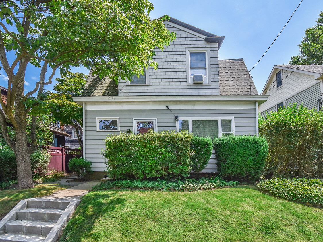 Primary Photo - 17 Adams St