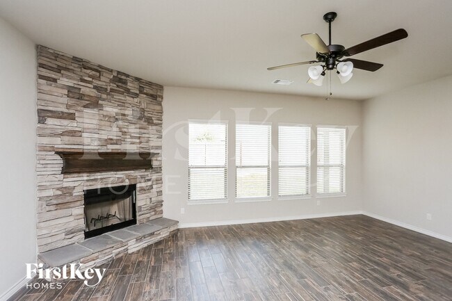 Foto del edificio - 1572 Country Crest Dr