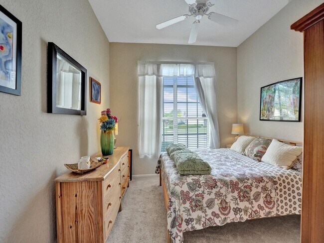 Gueat room - 7840 Rockford Rd