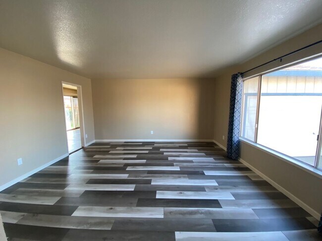 Foto del edificio - 3 bedroom single story located in an estab...