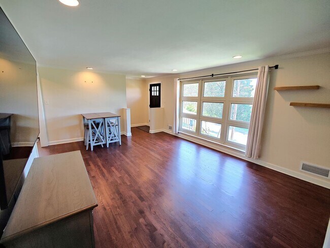 Foto del edificio - *Beautifully Updated & Modern 3BD/1BA Single Family Home Available in Whitehall*