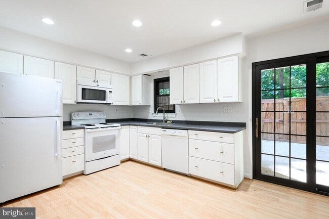 Building Photo - 2060 Headlands Cir
