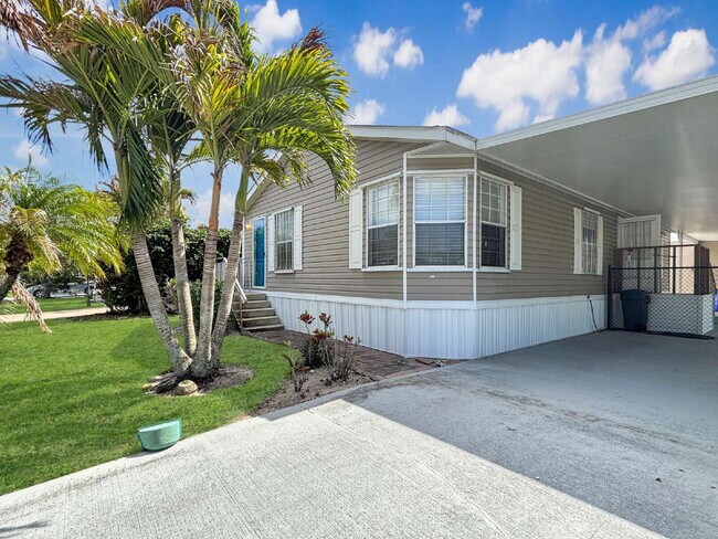 Foto del edificio - Charming Coastal Retreat in Ridgeway | Fenced Yard + Garage | Hobe Sound