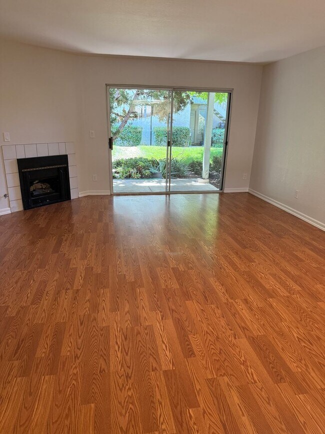 Foto del edificio - SPACIOUS 1 BEDROOM, 1.5 BATHROOM TOWNHOME IN SAN JOSE. MUST SEE!!!