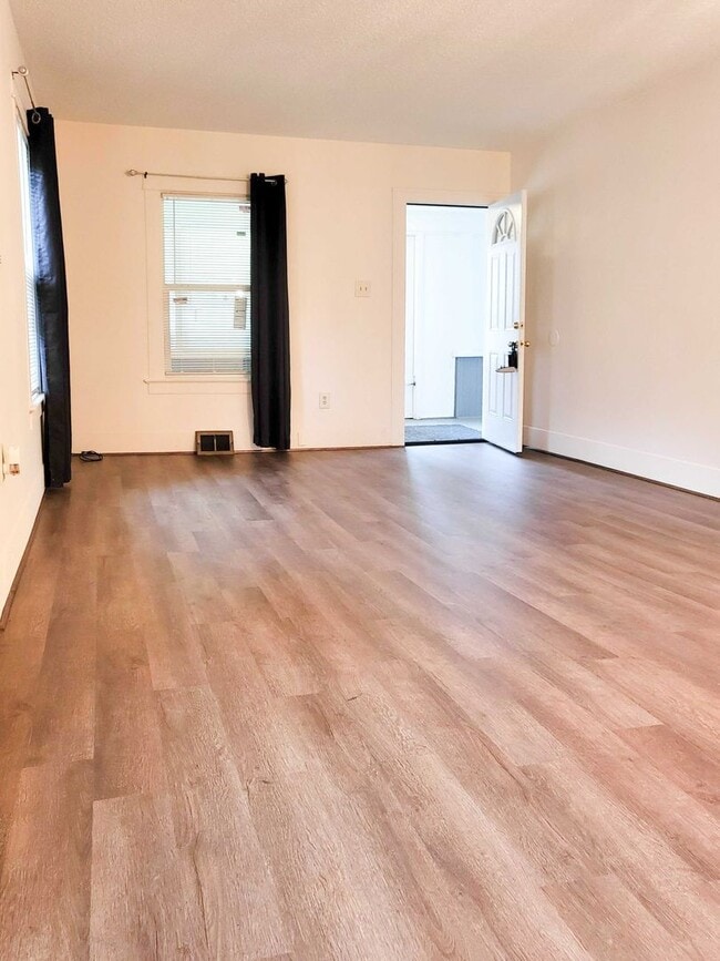 Building Photo - 2 bedroom, 1 bath house