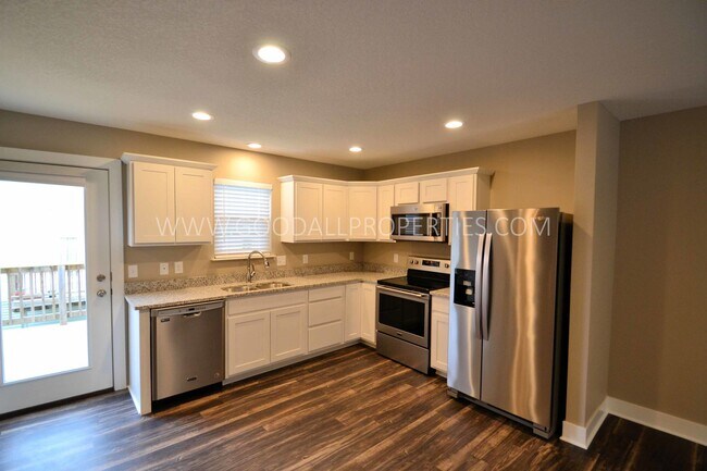 Foto del edificio - 2-Bedroom, 2.5-Bath Townhome in Urbandale with a 2-Car Attached Garage