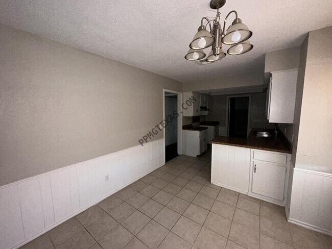 Building Photo - 721 Lakecrest Drive Moore, OK 73170