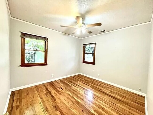 Building Photo - Charming 2 Bedroom 1 Bath Home in the Desi...
