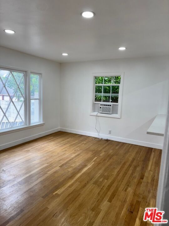 Foto del edificio - 8732 Dorrington Ave