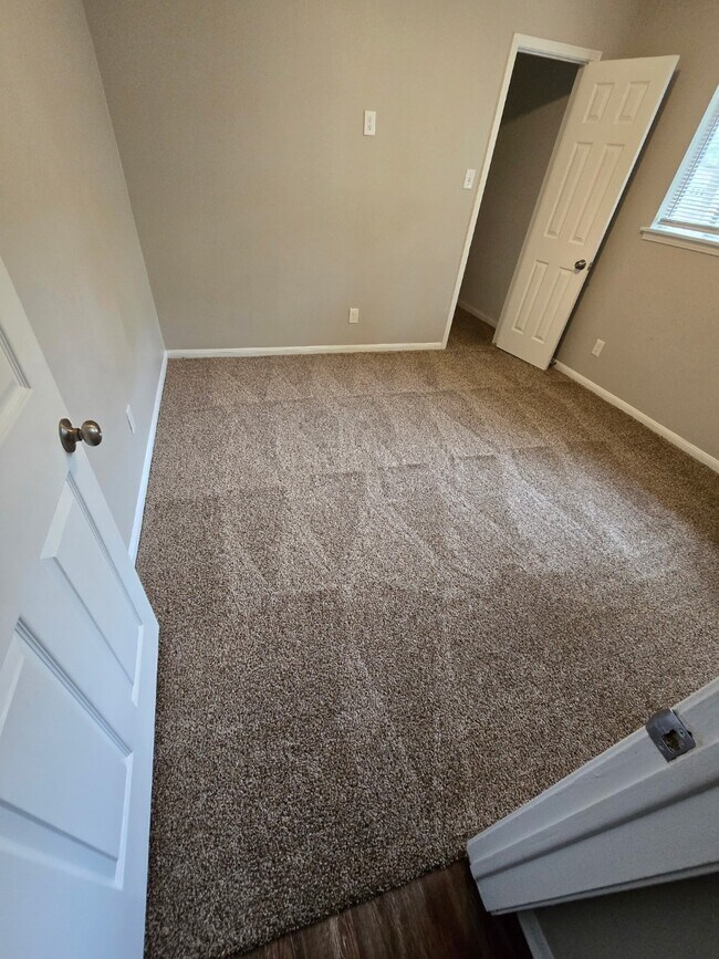 Foto del edificio - 2921 Roseheath Ln