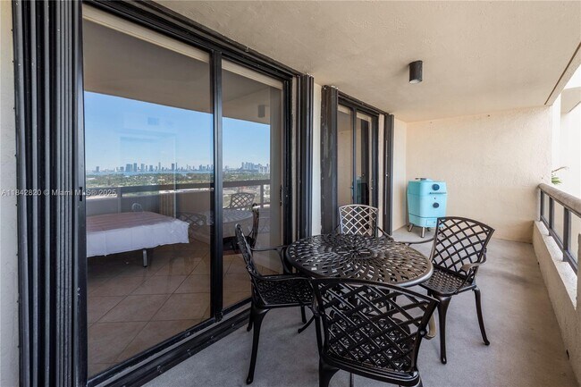 Foto del edificio - 2555 Collins Ave
