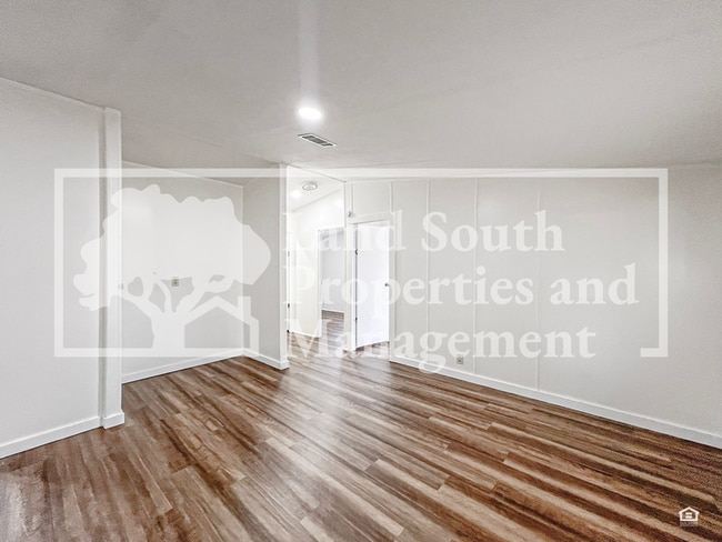 Building Photo - 8916 Beverly Hills Rd