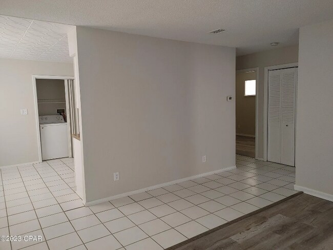 Foto del edificio - 6221 Pinetree Ave