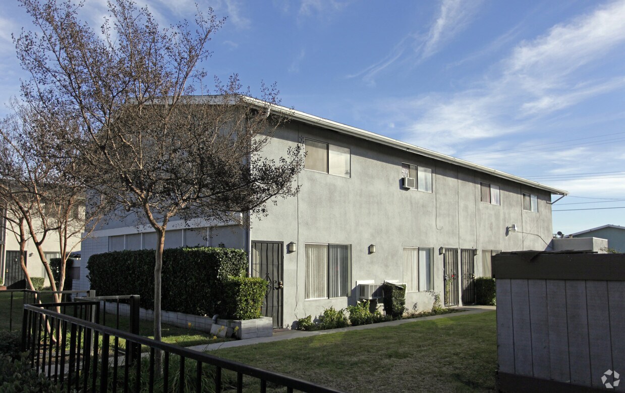 Foto principal - 4781 Canoga St