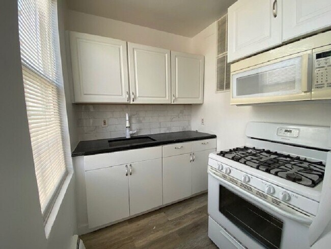 Building Photo - 2BR/1BA Close to NYC Transportation