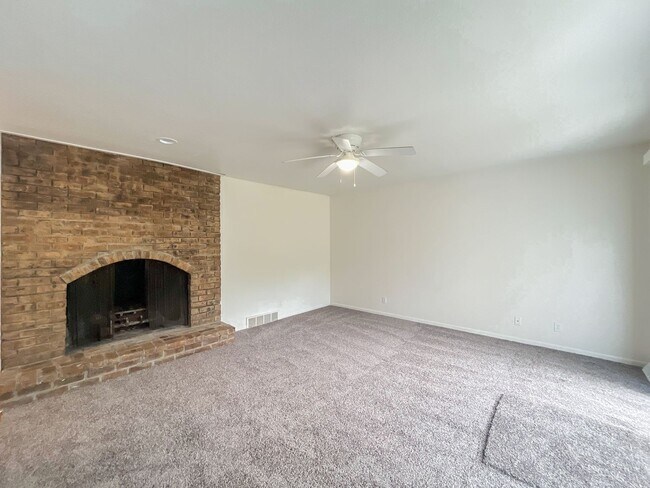 Building Photo - 5541-5547 Christopher Ct