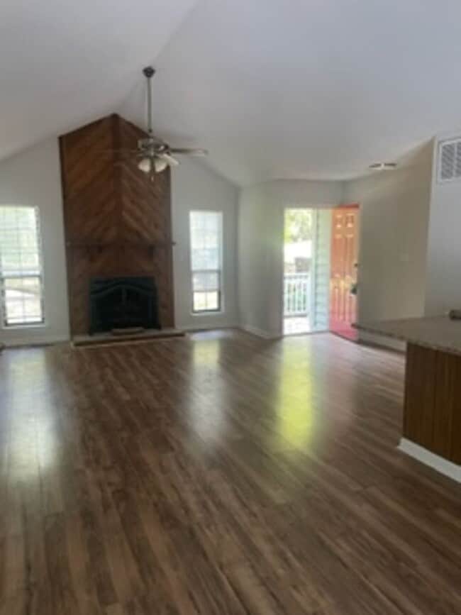 Building Photo - LARGE 4 BEDROOM 3 BATH HOME AVAILABLE NOW