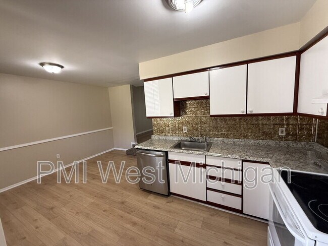Foto del edificio - 6051 In the Pines Dr SE
