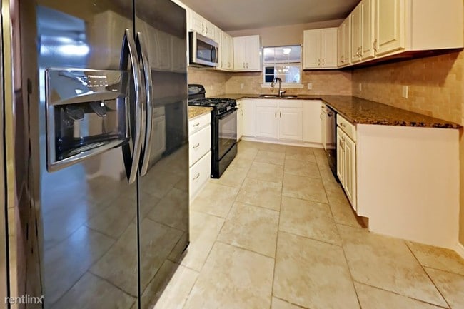 Building Photo - 350 Lemur Dr
