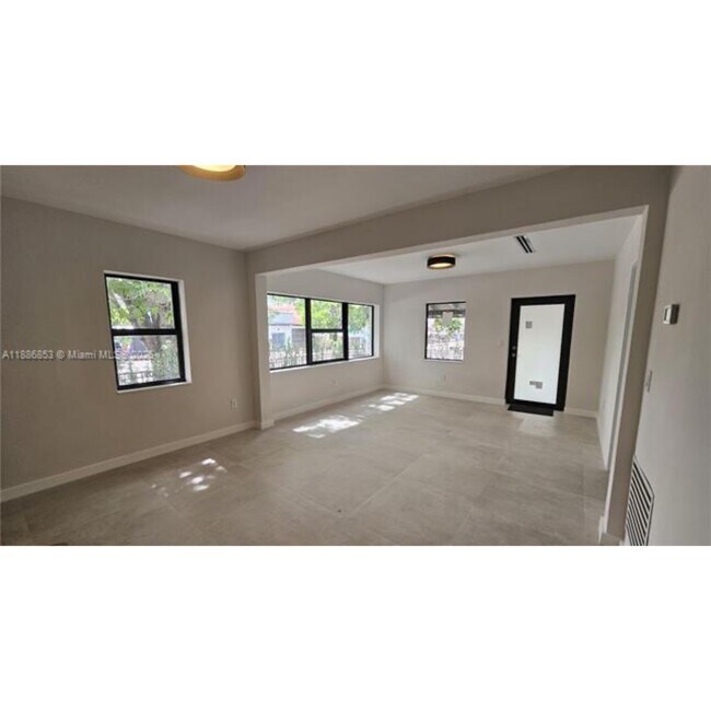 Foto del edificio - 424 NE 63rd St