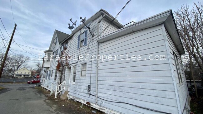 Foto del edificio - 148 Barney St. Apt 1-C