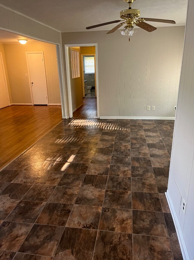 Foto del edificio - 1300 Sherwood Dr