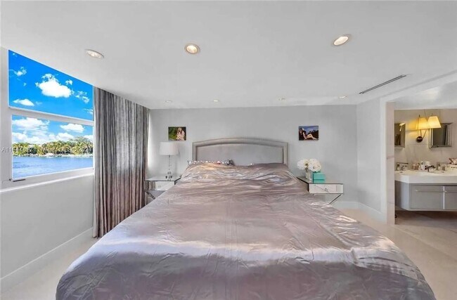 Building Photo - 1 Bedroom Townhome in Miami Beach