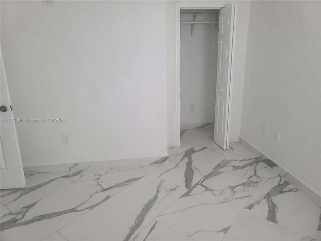 Foto del edificio - 300 E 4th St