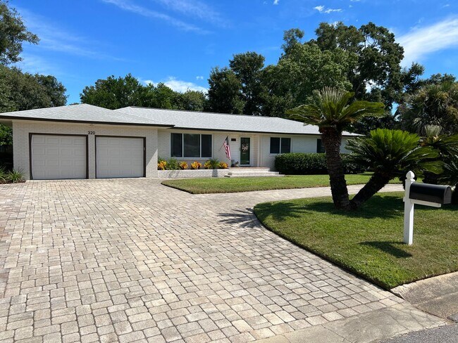 Foto del edificio - Splendid 3 Bed/2 Bath Home in North Pensacola