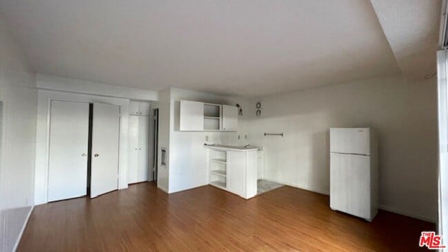 Building Photo - 737 S Oxford Ave