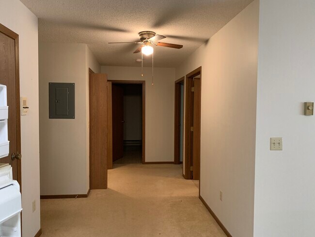 Pasillo con armario para la lavandería - 605 Clay St