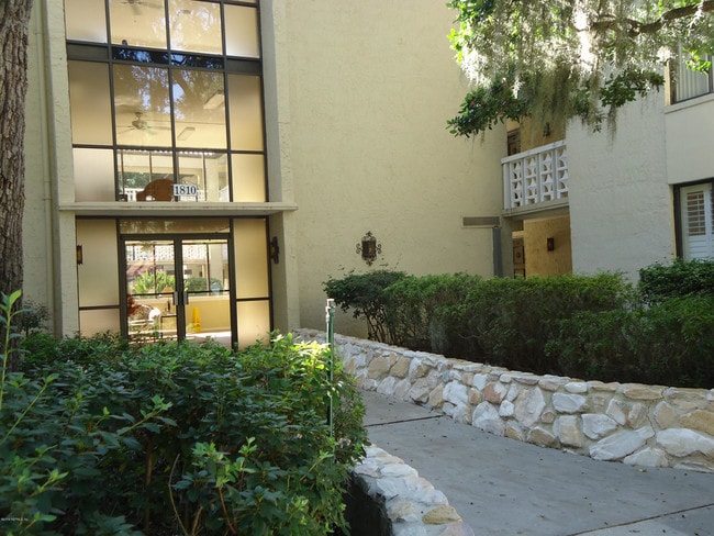 Building Photo - 1810 Sevilla Blvd W