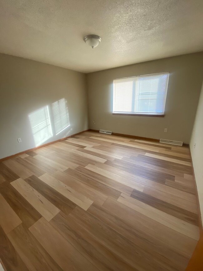 Building Photo - Duplex with Three Large Bedrooms and Two F...