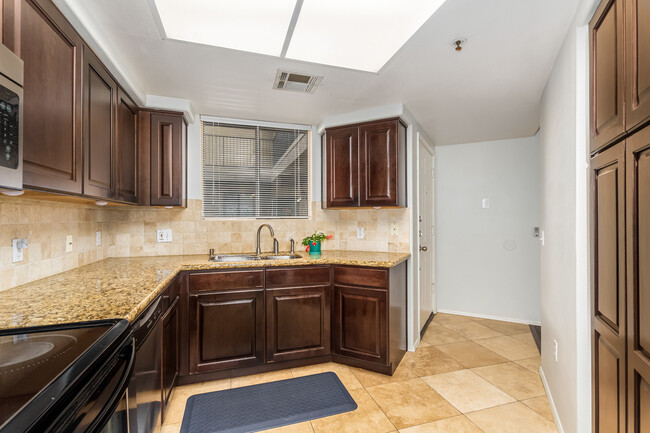 Kitchen granite counters - 4925 E DESERT COVE Ave