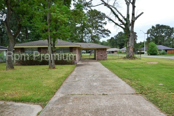 Primary Photo - 585 Fountainbleau Dr