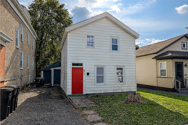 Building Photo - Northside Syracuse Duplex – Spacious Units...