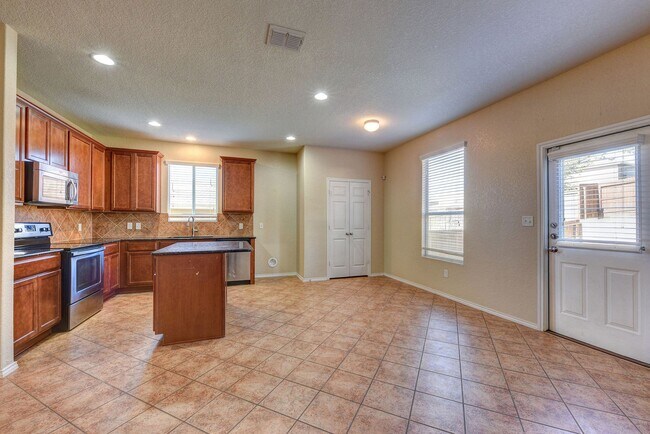 Foto del edificio - 4 Bedroom/3 Bath Ridge of Silverado Hills Subdivision